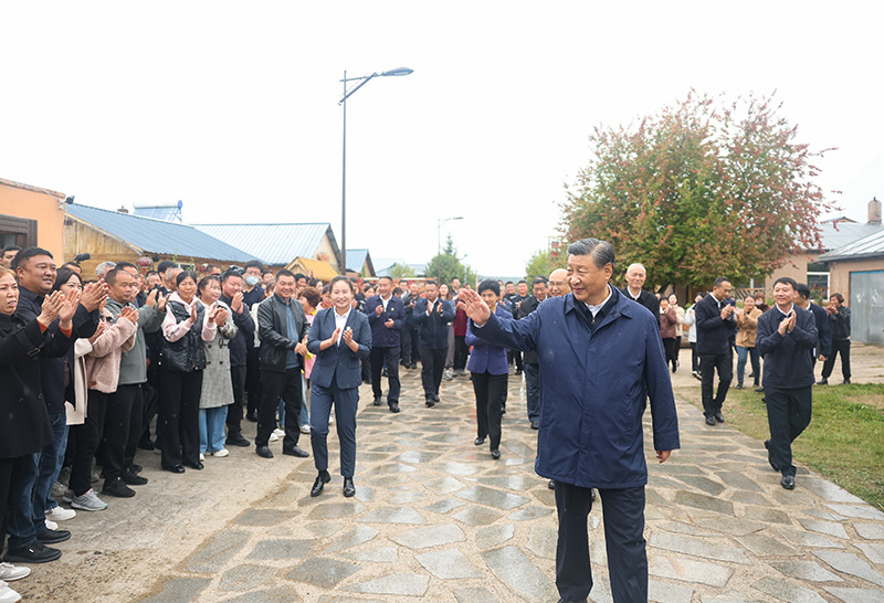 9月6日至8日，中共中央總書記、國家主席、中央軍委主席習(xí)近平在黑龍江考察。這是6日下午，習(xí)近平在大興安嶺地區(qū)漠河市北極村考察時，向當?shù)厝罕姄]手致意。