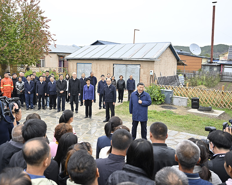 9月6日至8日，中共中央總書記、國家主席、中央軍委主席習(xí)近平在黑龍江考察。這是6日下午，習(xí)近平在大興安嶺地區(qū)漠河市北極村考察時，同當?shù)厝罕娪H切交流。