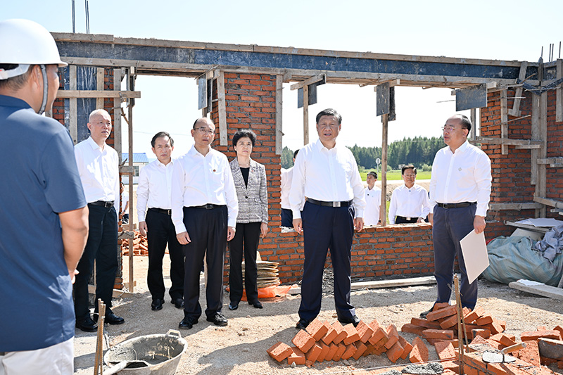 9月6日至8日，中共中央總書記、國家主席、中央軍委主席習(xí)近平在黑龍江考察。這是7日上午，習(xí)近平在遭受洪澇災(zāi)害的哈爾濱尚志市老街基鄉(xiāng)龍王廟村，察看水毀房屋重建情況。